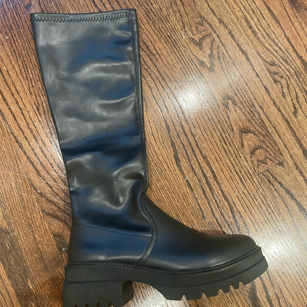 Tall black leather boots brand new with tag
Size 10 never worn